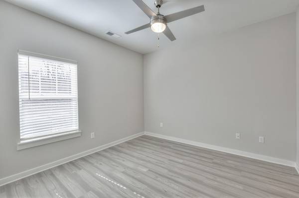 $1,675 / 2br - 856ft2 - 🚨 Great Deal Alert at East Forest Park! 🚨 (Dickson)63680175853443122