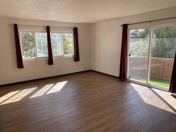 $2,900 / 3br - 1bath - 1024 sq ft (approx) (Triplex) (mountain view)64045028953473122
