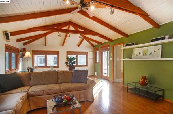 $2,400 / 1br - 838ft2 - Modern 2BR Condo, Upgraded Wth Washer/Dryer, Berkeley Prime Location (Berkeley)63813741397633121
