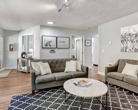 $1,595 / 2br - Access to MAX Line & Other Transportation - Two Bedroom in Milwaukie (Milwaukie Heights)63867270283779123
