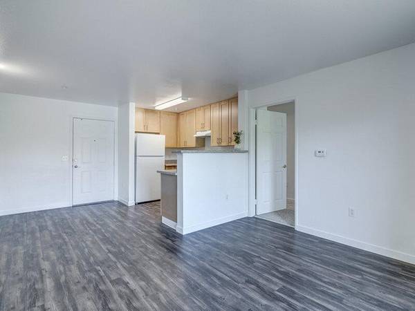 $1,456 / 1br - 517ft2 - Live Vibrant-1 BR with Balcony, Social Events & Relaxing Hot Tub (vallejo / benicia)63847326083075122
