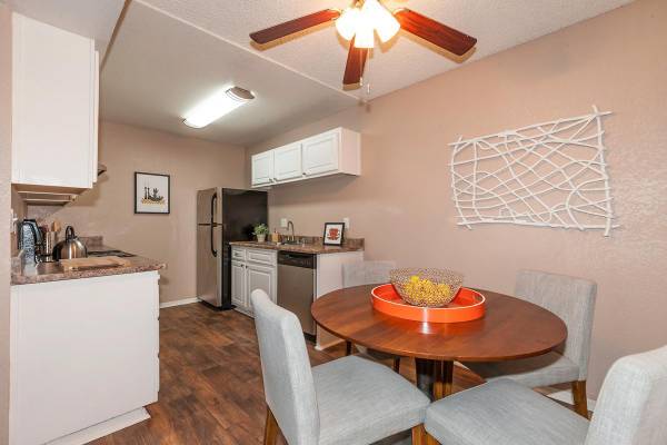$1,670 / 2br - 856ft2 - Ideal Sacramento Location, 2 BR/2 BA w/ Spacious Closets (W. El Camino Ave.)64043840147458123