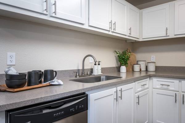 $1,405 / 1 hab. - 672 pies² - Patio/Balcón, Wifi en la sala comunitaria, patrulla de cortesía (7875 SW Vlahos Dr, Wilsonville, OR)63672582894211124