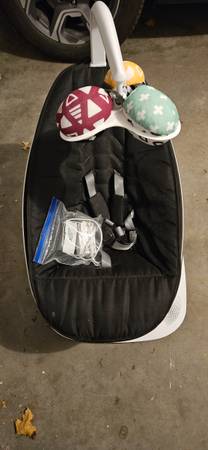 Broken 4moms MamaRoo 1