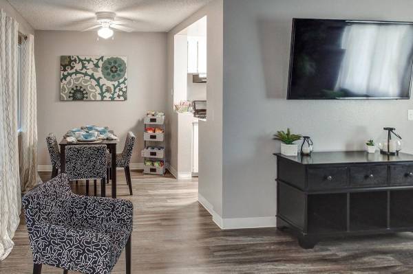 $1,525 / 1br - 597ft2 - Your Office Away from Home: Business Center and Co-Working Spaces (College Glen)64044026982785122
