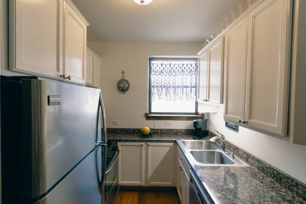 $173,000 / 1br - 690ft2 - See this 1-BR condo with detached garage 1 to 3 pm Saturday 9/27 (Oak Park)63898734742914121