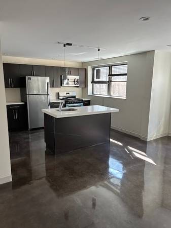 $2,975 / 2br - 1124ft2 - Unidad de esquina en piso superior 🌞 Amplio apartamento estilo loft industrial 2 habitaciones / 2 baños (Quincy)63839290495361123