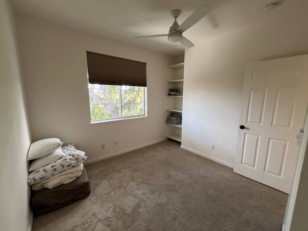$1,400 / 3br - Room available for a 3 bed 2 bath condo in Sunnyvale (sunnyvale)64023721590403121
