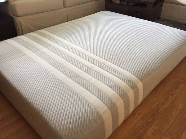 Leesa Mattress - Cal King - used- memory foam 1