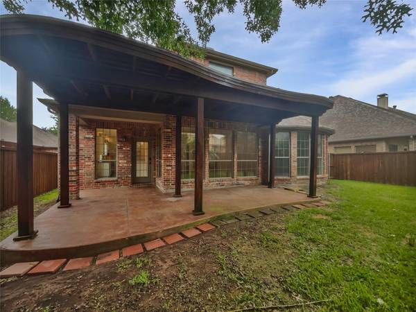Fresh Paint, Stylish Backsplash, Covered Patio BBQ! 1