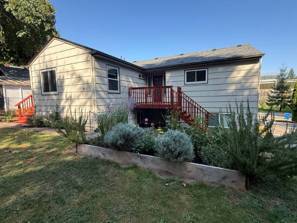$2500.00 / 3br - 1288ft2 - 527 - Upstairs Duplex Unit with Backyard63814789227521121