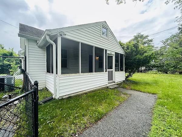 $950 / 3br - 950ft2 - Driveway parking and generous private yard – great for entertaining or (Suitland, MD)632508059498271215
