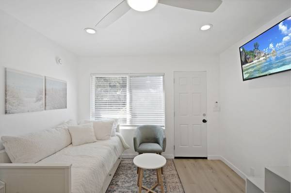 $2,350 Designer Studio with Private Bath and Laundry in Prime Venice (Venice Beach)63812226599553124