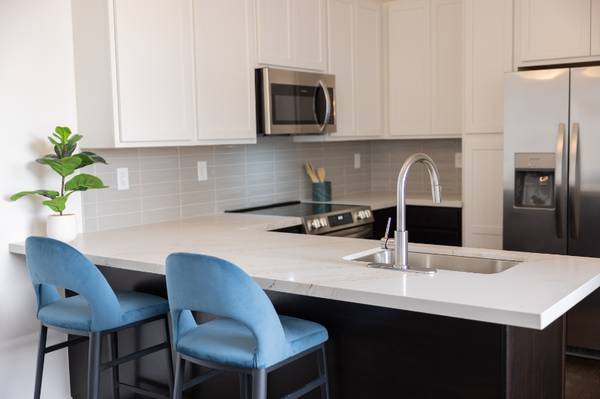 $2050.00 / 2br - 731ft2 - Spacious Two Bed, Two Bath Apartment With Beautiful Views63982133014147122