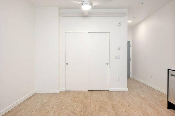 $995 / 320ft2 - Almacenamiento Cubierto para Bicicletas, Barrio Ideal para Bicicletas, Microondas Montado en Campana (Piedmont-Woodlawn)63672530385795123