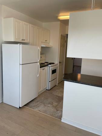 Near VIU+Hospital, Top Corner 2dr with extra room, Spacious, Bright 4