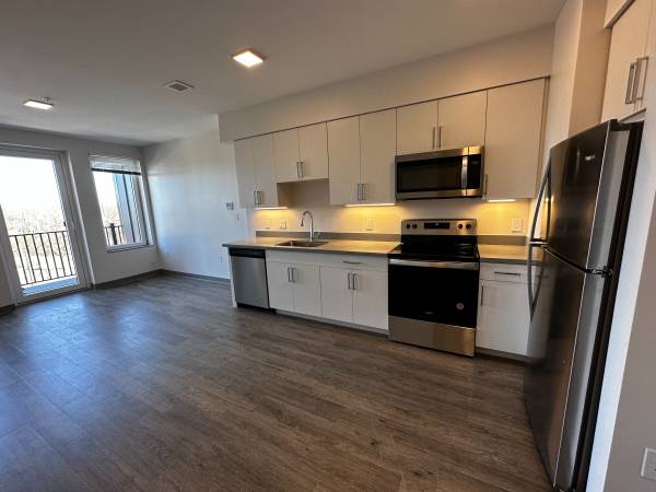 $2,006 / 1br - 588ft2 - Apartamento de 1 dormitorio en piso superior con balcón, lavadora/secadora, aire acondicionado central, estacionamiento y más! (409 Elm St., Manchester)63656294842369122
