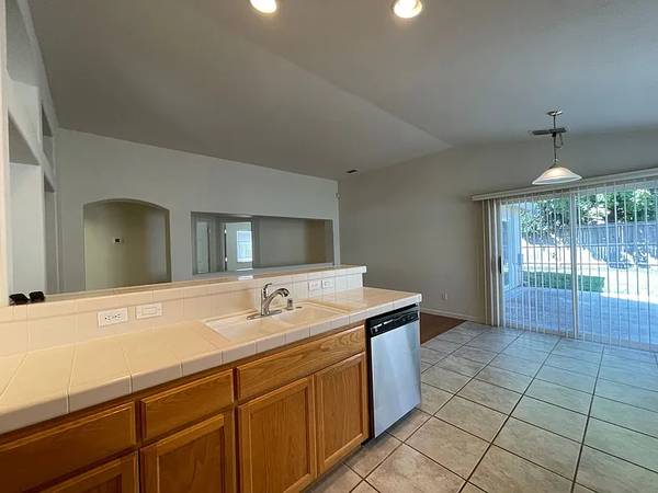 $2,645 / 3br - 1353ft2 - A single charming home on the East side of Elk Grove (Elk Grove)64043838491778122