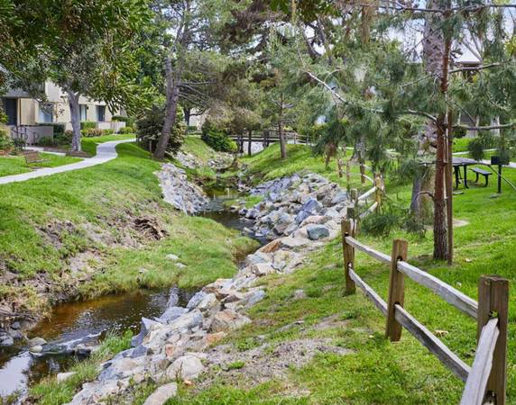 $2,200 / 1br - Large Laundry Center & Updated Floors! | Oceanside Blvd 1 Bed (Oceanside)64037046334978122