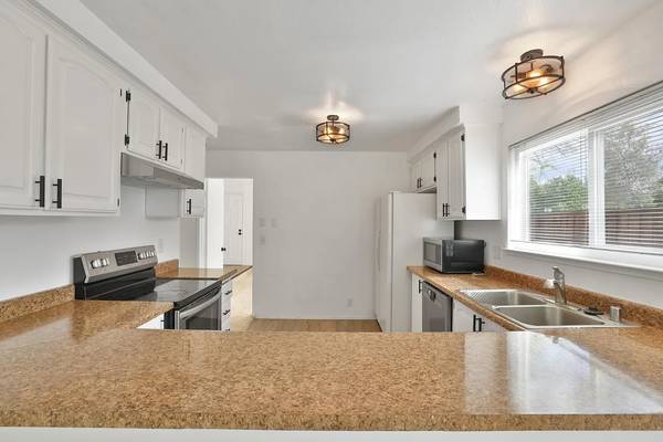 $1,400 / 2br - 💜Casa unifamiliar de 2 dormitorios y 2 baños en alquiler💜 (san jose sur)63824142678273124