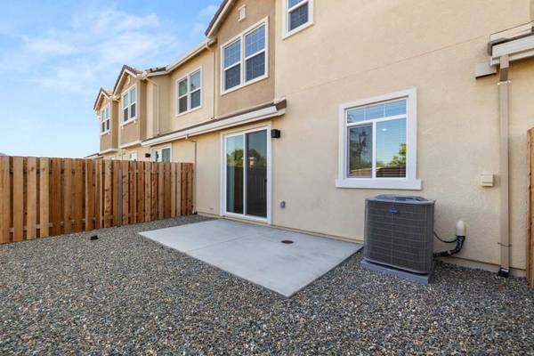 $2,449 / 1br - 1023ft2 - Gabinetes Personalizados, Lavadora/Secadora Incluida, Aire Acondicionado (6122 Plaza Loop, Rocklin, CA)63844739132035123