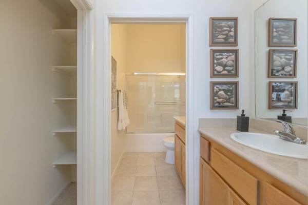 $2,499 / 2br - 1056ft2 - Hojas de Otoño y Llaves Nuevas 🍂 – Alquile su adosado hoy (17621 W. Pauline Ct., Los Ángeles, CA)63876481756675124
