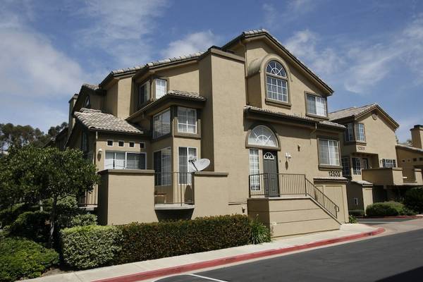 $4,450 / 3br - 1564ft2 - Welcome to Crest at Del Mar! Gorgeous end unit in premium location awa (San Diego, carmel valley, sorrento la jolla del mar)64037218273155120