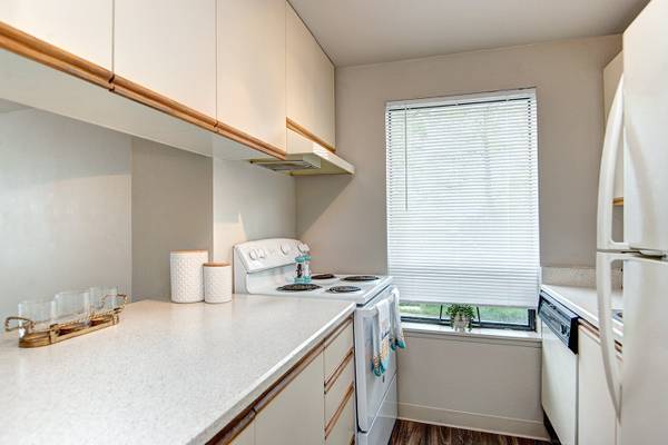 $1,595 / 1br - 570ft2 - Washer/Dryer, Garage Parking, Dishwasher (10321 Meridian Ave N, Seattle, WA)63934290057347124