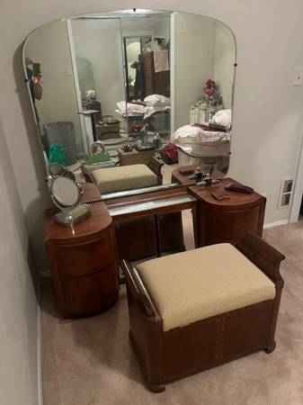 Art Deco Vanity in Beautiful Condition, 1930’s 1
