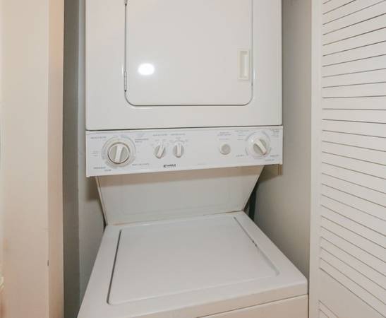 $2,550 / 2br - Laundry in the Unit! Central AC! Lakeview Location! (Lakeview)63899125533955124