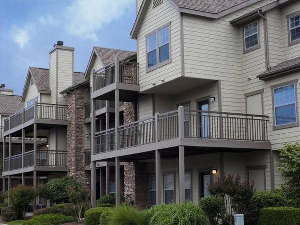 $1,180 / 2br - 979ft2 - Picnic Areas with Gas Grills, Large Walk-in Closets63806171598721123