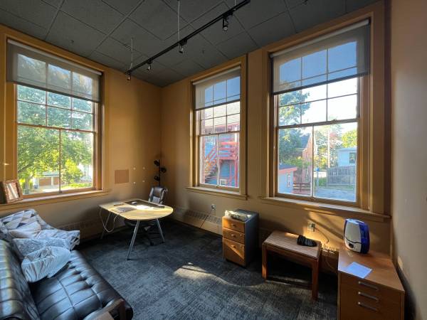 $995 / 170ft2 - Corner office with three windows in the Adams School (Burlington Hill Section)63992935810307120