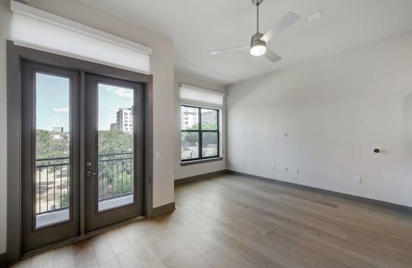 $1,874 / 596ft2 - ESTUDIO GRANDE CON LAVADORA/SECADORA, PISCINA, GIMNASIO, ESTACIONAMIENTO, ETC. (SOLO $1000 DEPÓSITO) (UPTOWN)64305649362817122