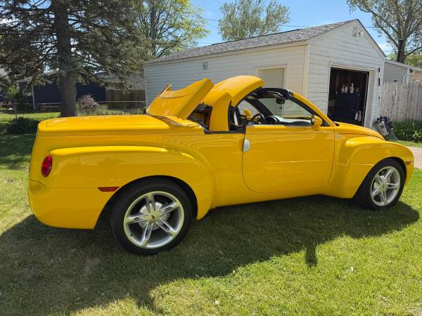 Chevrolet SSR V8 - $18,00063612095264515123