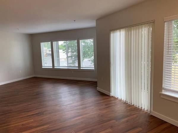 $2,148 / 1br - 815ft2 - Alquileres a corto plazo disponibles, encimeras de granito, armarios walk-in (Renton)63688549670147121
