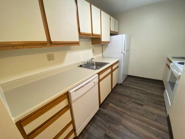 $1,849 / 2br - 733ft2 - VIDEO  TOUR! 2 Bedroom Apt. Cat/Small Dog Friendly - Pool! (Eastern Ave., Manchester)63656278580483123