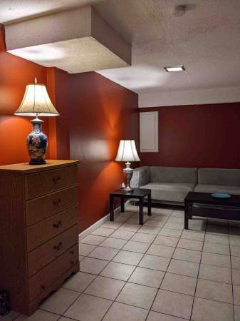 $1.050 / 1 dormitorio - Sótano, habitación grande con baño privado. (Springfield)63511748602881122