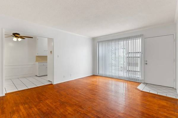 $1,060 / 1br - Upper level 1 bed + 1 bath unit in North Hollywood (11633 Burbank Blvd North Hollywood, CA)63998005954947120