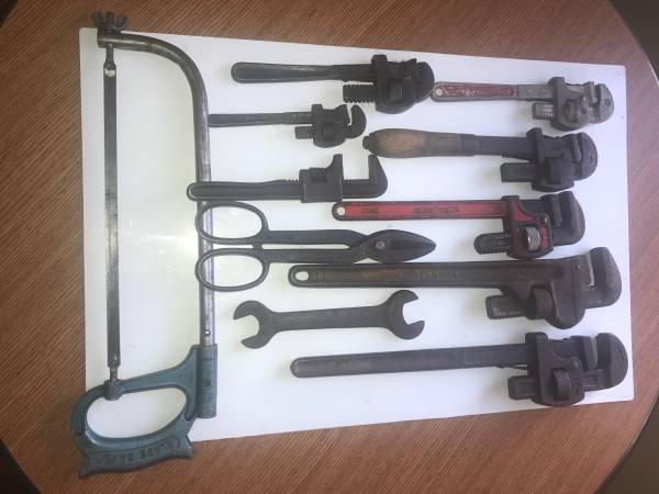 Plumbing tools pipe wrenches Metal shears saw 1