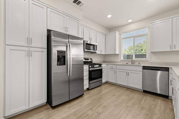$2,950 / 2br - 1530ft2 - 9-Foot Ceilings, Refreshing Pool, Stainless-Steel Appliances (6122 Plaza Loop, Rocklin, CA)63844737684609120