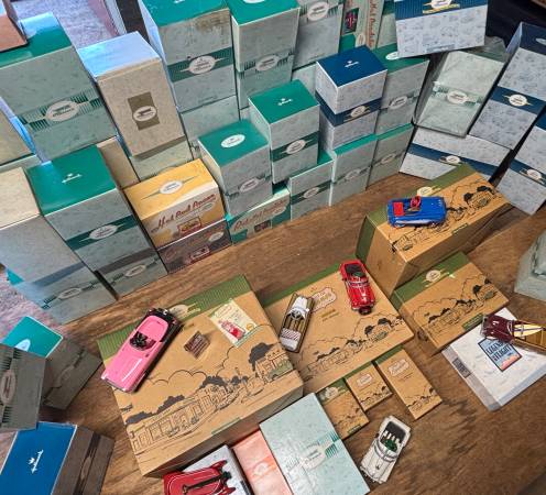 Gran lote de 58 coches infantiles de Hallmark fundidos con cajas de los años 90 - $20063438961989507122