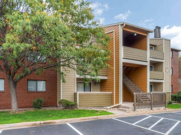 $1,593 / 2br - 944ft2 - Sophisticated 2 BR Living with Clubhouse & WiFi (Parking lot with carports available.)63973501297154124