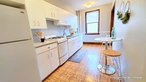 $2,800 / 2br - ♦SUNNY SPACIOUS CORNER 2 BEDROOM STEPS TO DAVIS SQUARE!HEAT INCLUDED! (Somerville - Davis Square)63828557187075123
