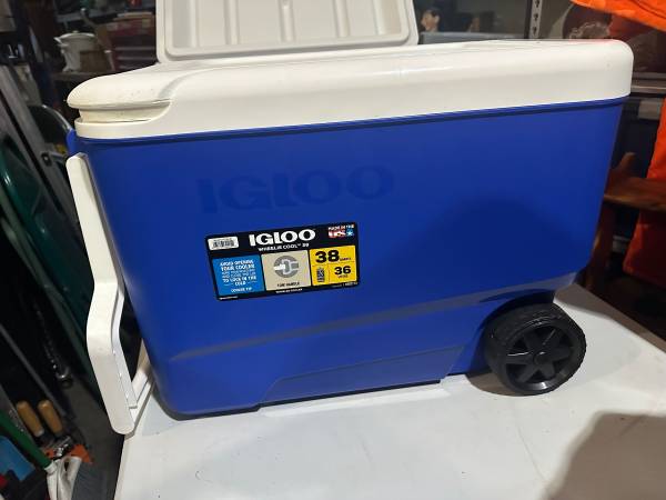 Igloo Wheelie Cool 38-Quart Rolling Cooler 1