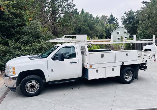 2013 Chevrolet Sliverado 3500HD - Photo 2