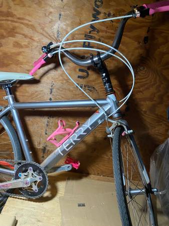 Pequeño Terry, la empresa original de bicicletas femeninas de aluminio - $450 (Hayward / Castro Valley)63439985477763123