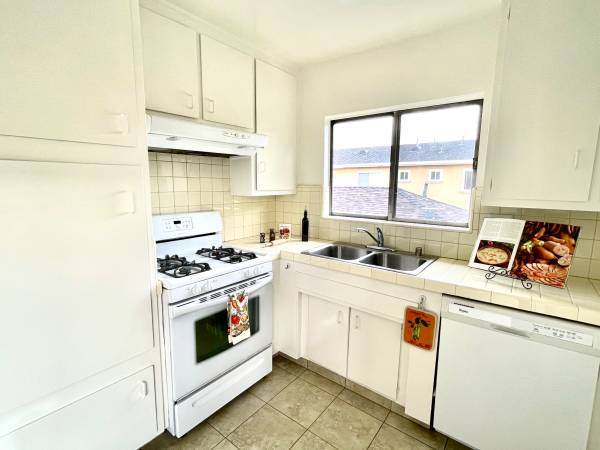 $2,995 / 2br - 1350ft2 - 2br 2ba Unfurnished, Clean and Well-Maintained Unit on 2nd Floor (Los Angeles)63857734238083124