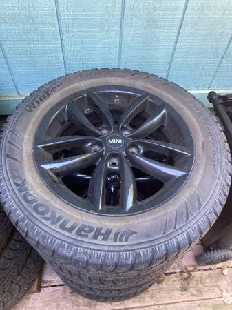 Llantas para Mini Countryman con neumáticos para nieve con clavos - $500 (Oeste de Seattle)63470978665475121