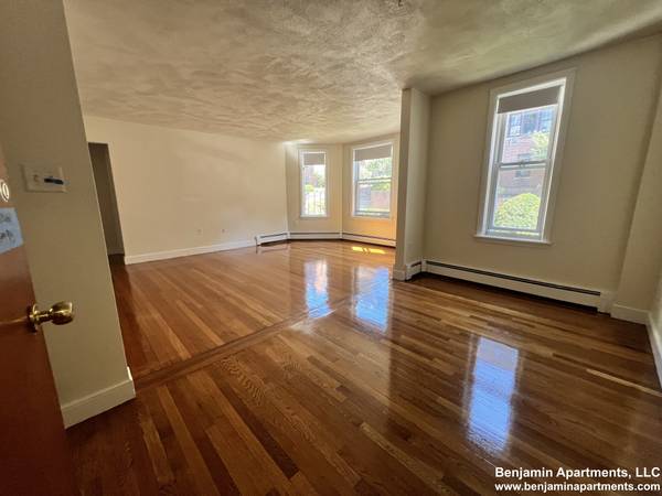 $3,125 / 2br - NO FEE. Brookline 2 bed with Parking for rent.63810039920641121