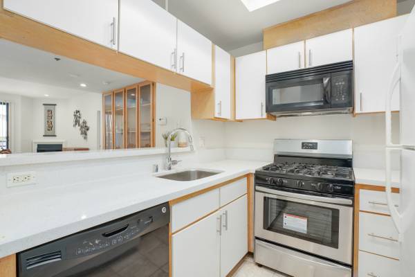 $3,650 / 2br - Westwood 2BR 2BA w/ Central Air, Balcony, Pool, Parking! Westwood! (Westwood 90024/UCLA, Brentwood, West LA, Beverly Hills)63869889838721122